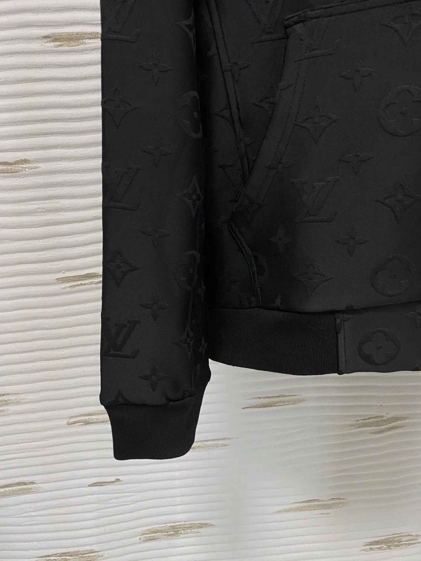 🅿️720 LV hot-selling suit is coming. Focus on the original version of the official website. 2025 new hot-selling cardigan suit. The original order is the best. 🇭🇰The meticulous work of top designers. It has a fitting and perfect upper body effect. All-natural high-quality Tencel Roman cotton 100%, close-fitting comfort, noble and elegant! Original hardware embodies elegance and nobility! Counter size: M-3XL (maximum wear up to 190 pounds)